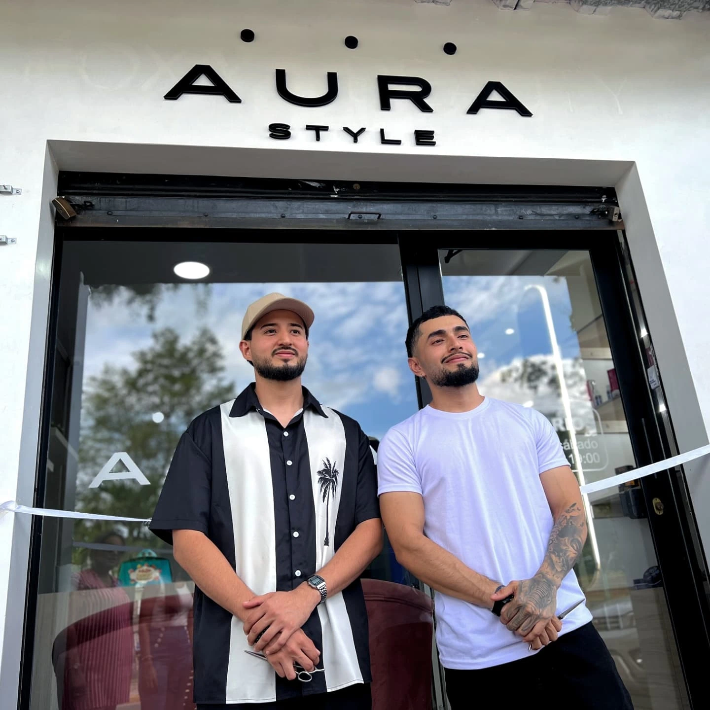 Equipo de Aura Style frente a su barbería
